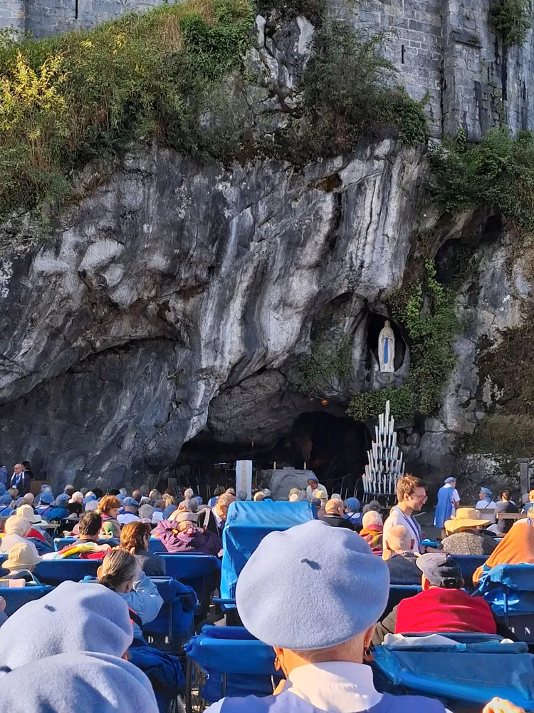 Rassemblement devant la grotte