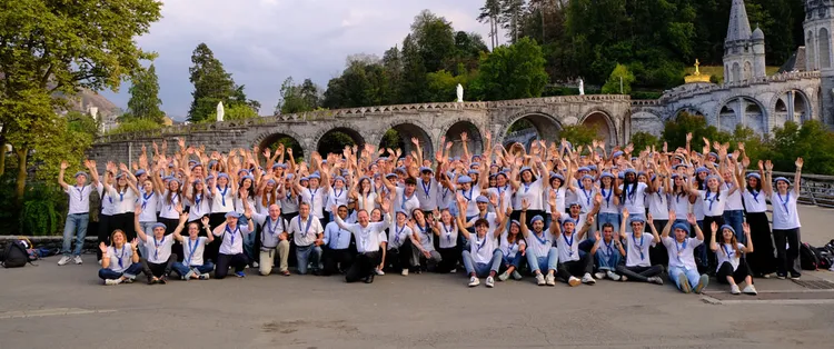 Photo du groupe de jeune en joie