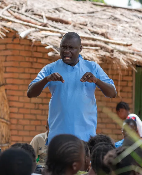 Fanizo Simenti delivers health services in Katenje, Malawi (c) Amref Health Africa/Amaru Photography