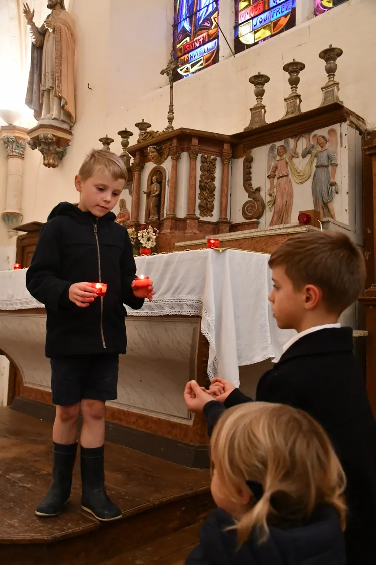 Enfants dans une église