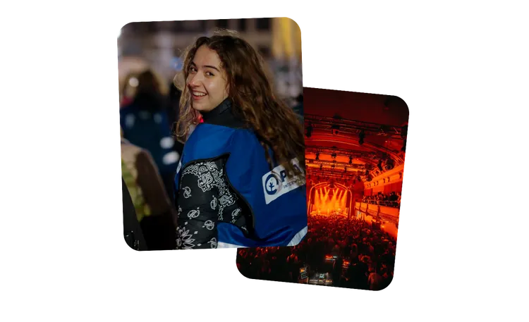 Une femme porte une chasuble aux couleurs et à l'effigie de Plan International