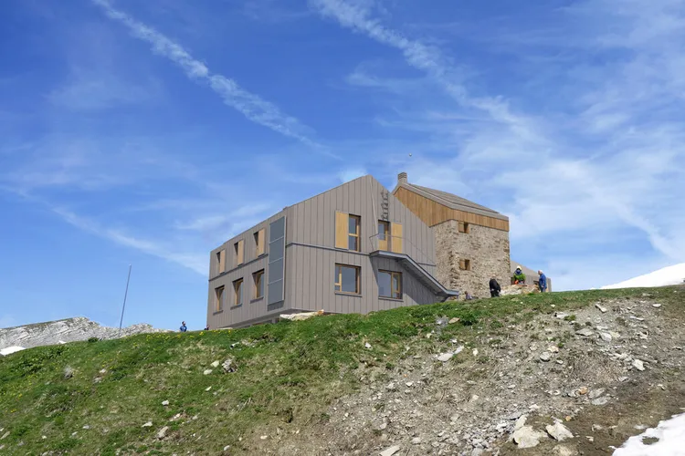 Projection sur le refuge rénové depuis le sud-est