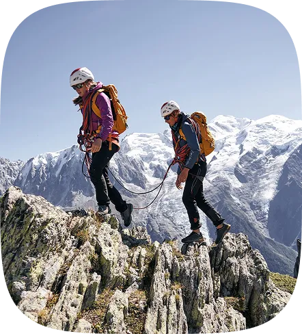 Alpinistes encordés sur une course d'arête face au Mont-Blanc ©Ambroise Abondance - Collection FFCAM
